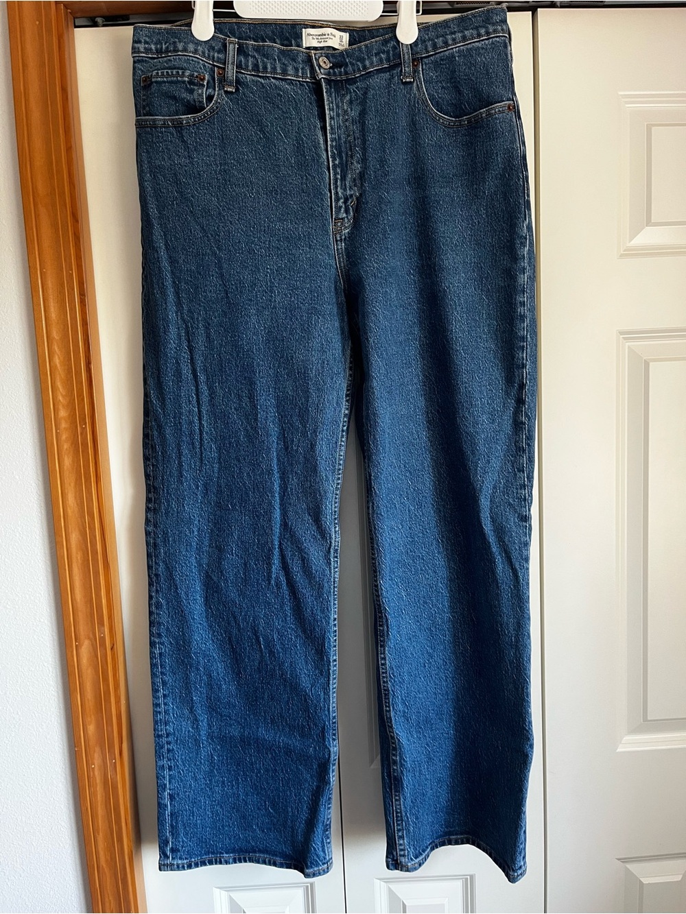 Abercrombie & Fitch Women’s Dark Blue Relaxed Denim Jeans - Picture 3 of 4